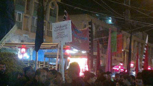 كربلاء :في اول يوم طقوس عاشوراء مواكب عزائية تنتقد هروب السجناء وثراء السياسيين+صور