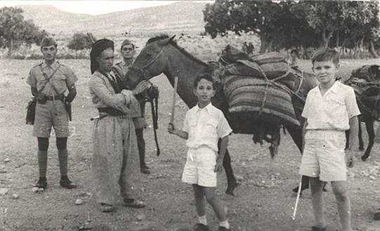 الملك فيصل الثاني وهو طفل في احد مصايف شمال العراق بين شعبه الكردي