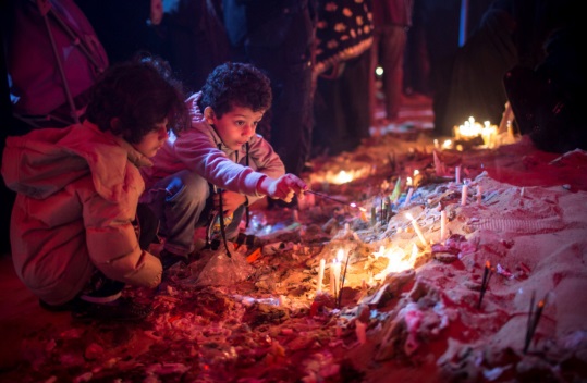 بالصور:أطفال يواسون أيتام الإمام الحسين عليه السلام بإيقاد الشموع في ليلة الوحشة