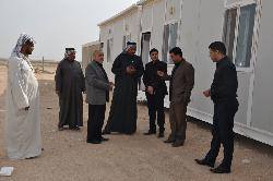 العتبة الحسينية تجهز مدرسة احدى القرى على طريق كربلاء- نجف بالرحلات والمستلزمات الدراسية
