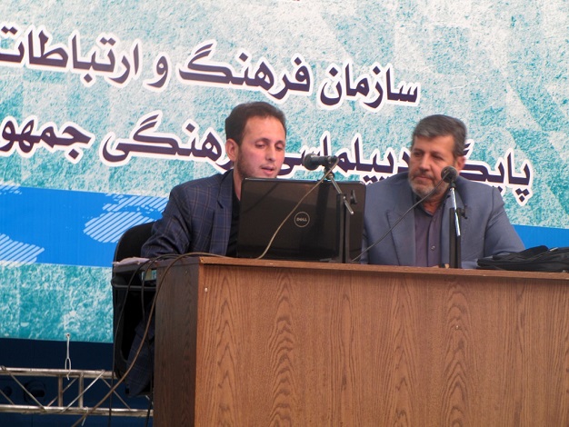 اول خطاط عراقي يلقي محاضرة فنية بطهران بحضور اكثر من 150 خطاط ايراني