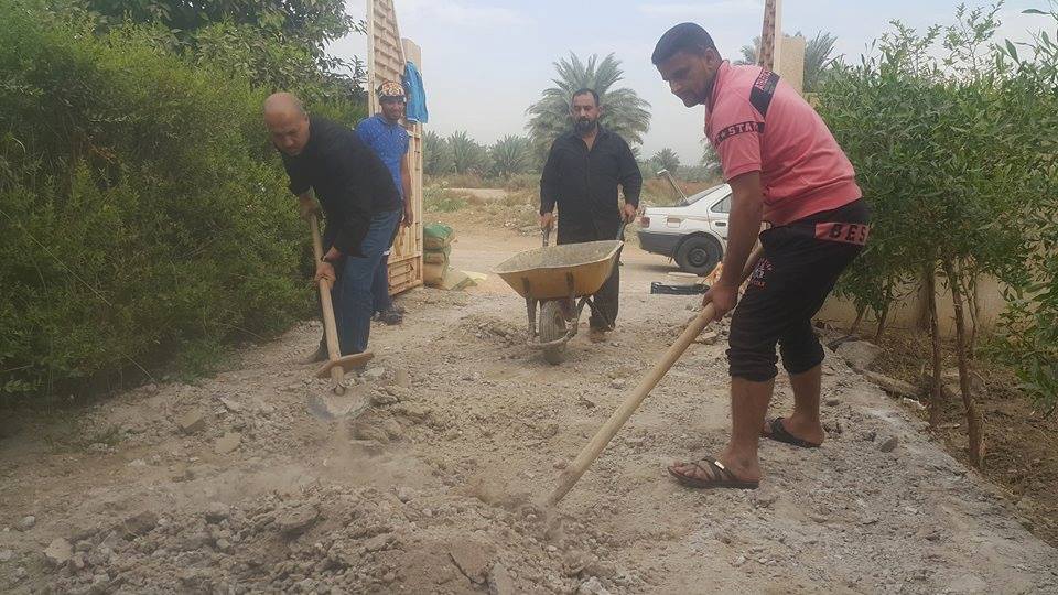 كربلاء:كوادر تدريسية تتبرع بمبالغ مالية وتعمل كعمال بناء لترميم مدرستهم (مصور)