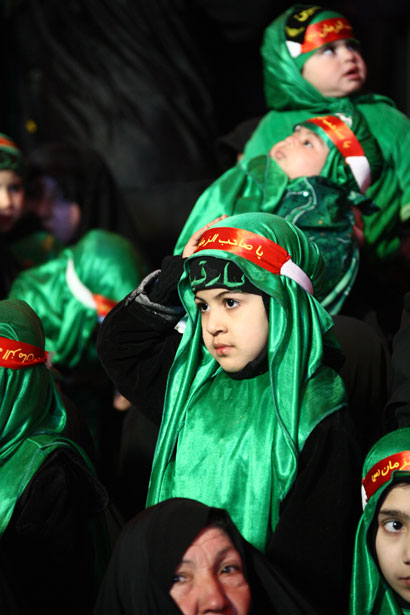 كربلاء:الاطفال الرضع يشاركون بموكب عزاء في ذكرى عاشوراء(مصور)