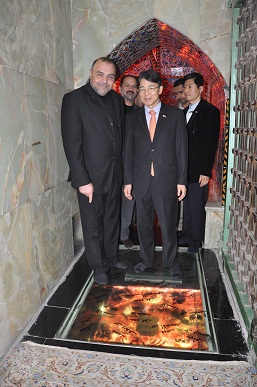 بالصور :السفير الكوري ببغداد يزور متحف الامام الحسين ويصر على سحق قتلة الإمام الحسين باقدامه