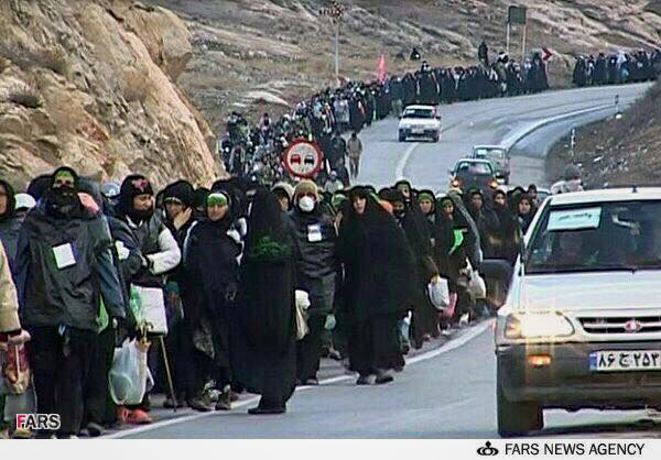 بالصورة :الايرانيون بالالاف يتوجهون صوب كربلاء سيرا على الاقدام