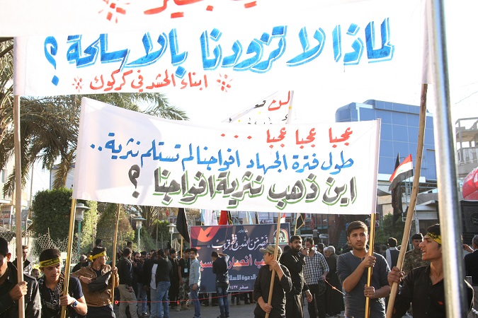 بالصور:اهالي منطقة بشير في كركوك يستنكرون تاخير تحرير منطقتهم من دنس داعش خلال زيارة الاربعين