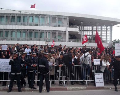 عاطل يحرق نفسه في تونس