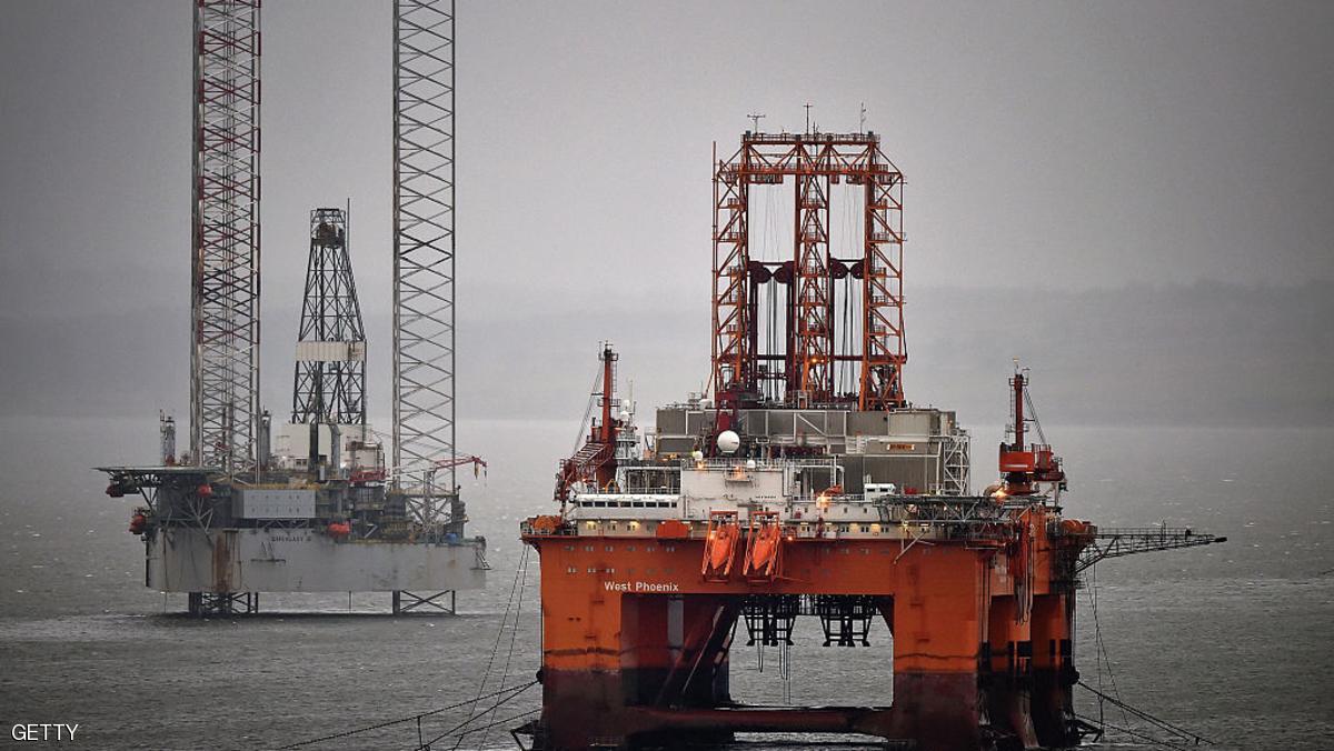 النفط يتراجع وسط شكوك بخفض الإمدادات