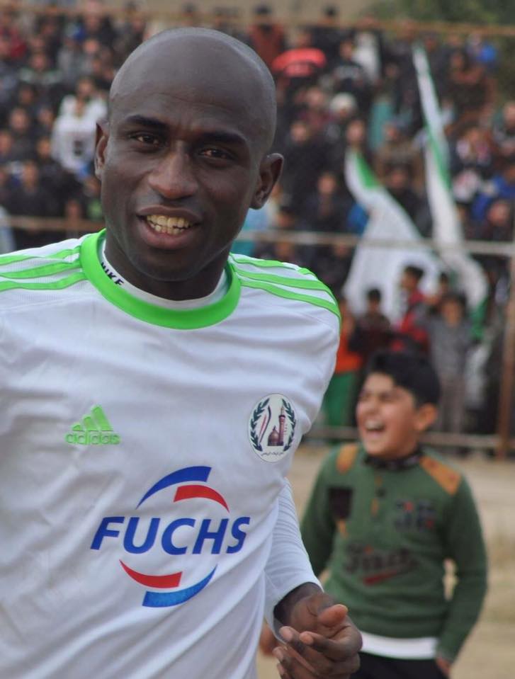 لاعب في نادي كربلاء ينجو من الموت بعد ابتلاعه لسانه في مباراة فريقه والنفط