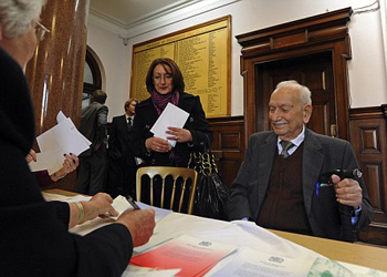 عراقي عمره 104 اعوام يحصل على الجنسية البريطانية