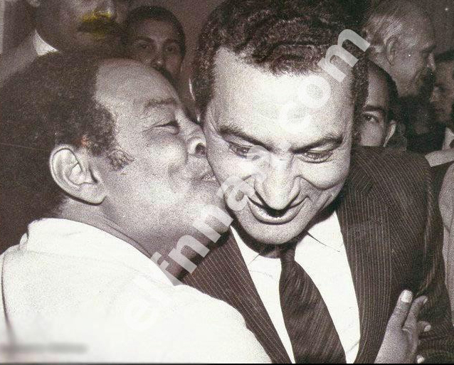 صورة نادرة للمشير طنطاوي وهو يقبل الرئيس المخلوع حسني مبارك بحرارة