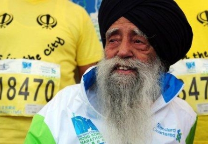 عداء الماراثون الأكبر سنا يشارك في سباق في هونغ كونغ