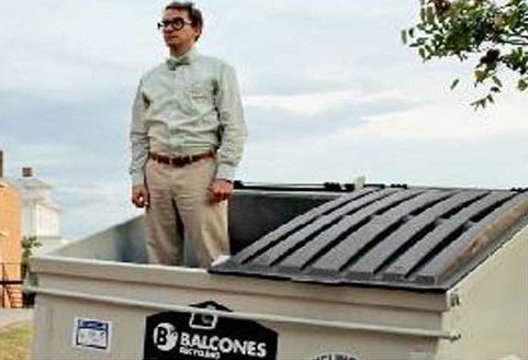 بروفيسور يعيش عاماً في مكب نفايات.. لـ«يختبر الحياة»!