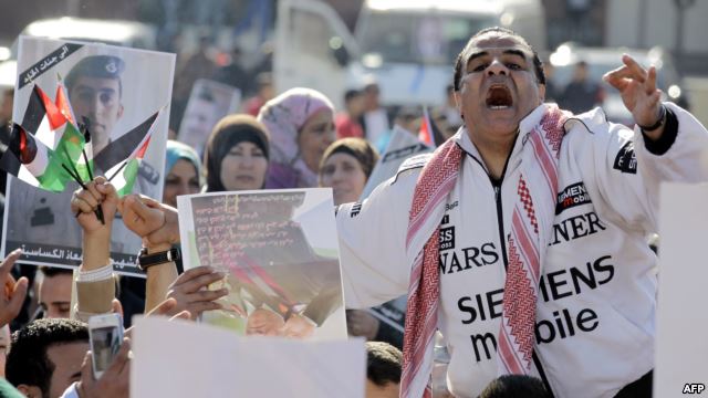 آلاف الأردنيين يتقدمهم الملك وزوجته يتظاهرون في عمان ضد داعش