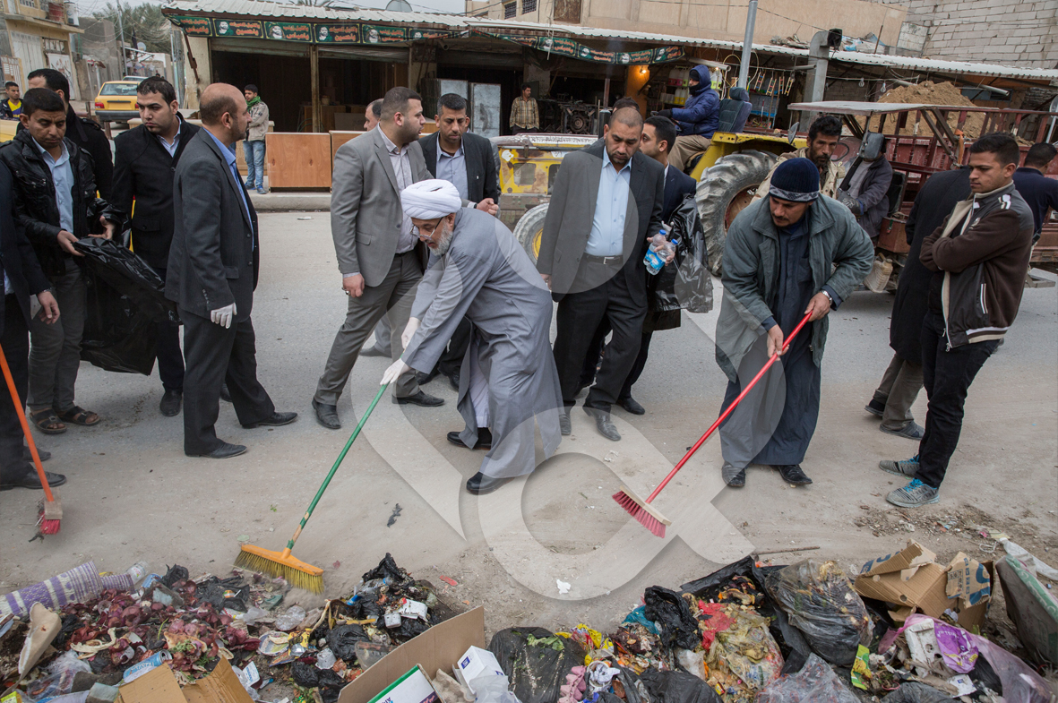 بالصور: ممثل المرجع السيستاني يقود حملة لتنظيف كربلاء وتشاركه الحكومة المحلية