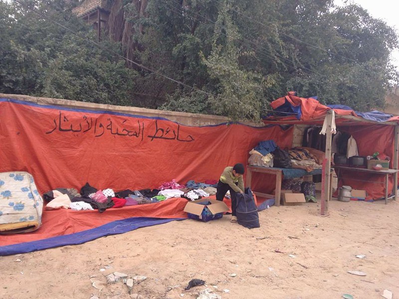 بالصورة:حائط المحبة مبادرة انسانية في النجف لكسوة المحتاجين