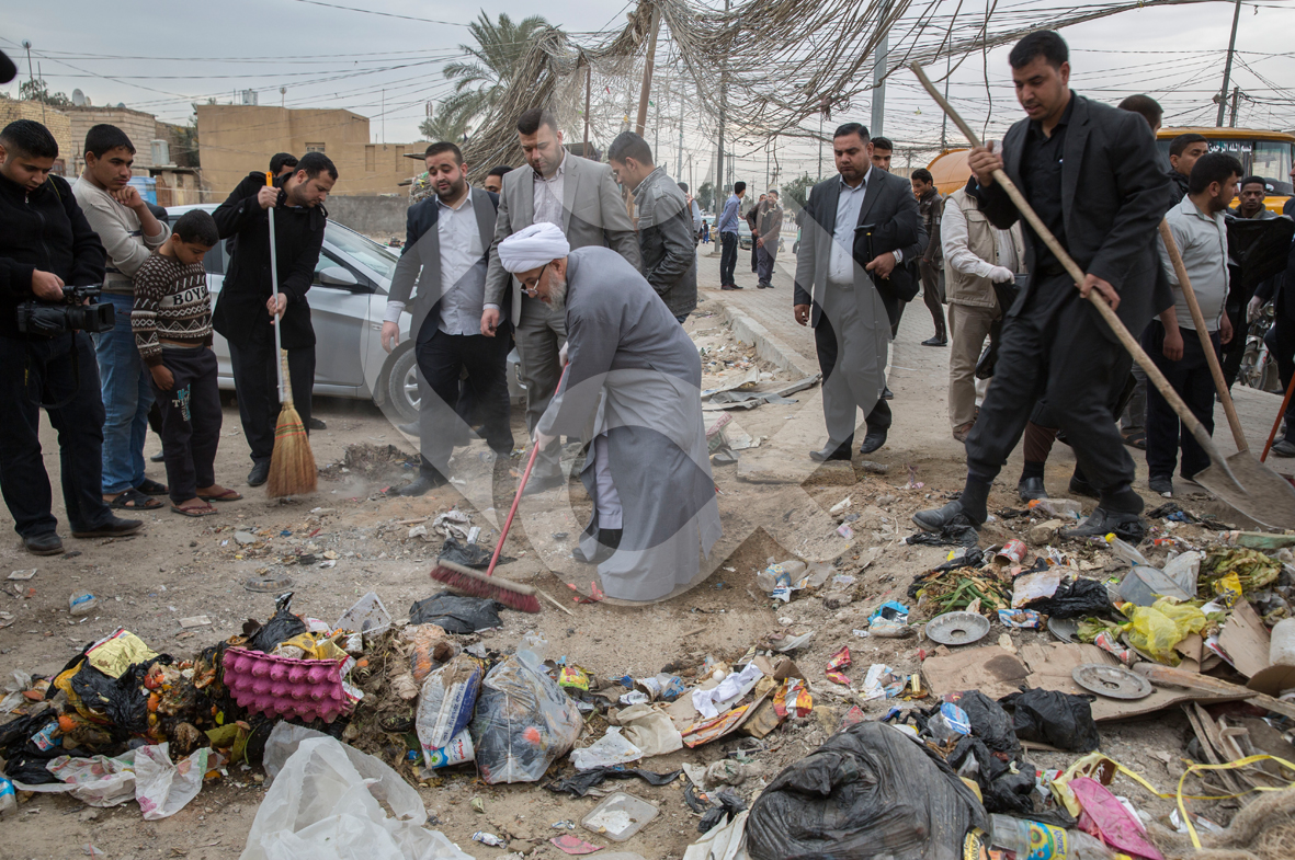 بالفيديو :ممثل المرجع السيستاني يشارك عمليا بحملة تنظيف في كربلاء