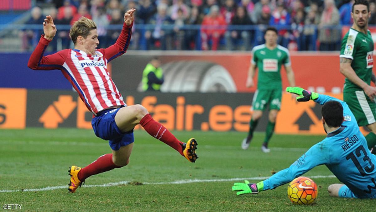 أتلتيكو يلحق ببرشلونة مؤقتا.. وتوريس يبلغ "المائة"