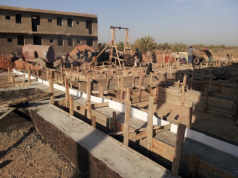 كربلاء :صب اسس خاصة لانشاء 32 شقة سكنية لعوائل الايتام والمستضعفين  (مصور)