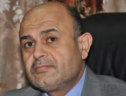 مواطنون غاضبون في منطقة القبلة يضربون محافظ البصرة بالحجارة وحمايته تطلق النار لتفريقهم