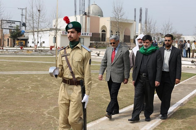 حرس الشرف الباكستاني يستقبل وفد العتبة الحسينية بمراسم تفتيش خلال زيارة لكلية الأسوة في اسلام اباد+مصور