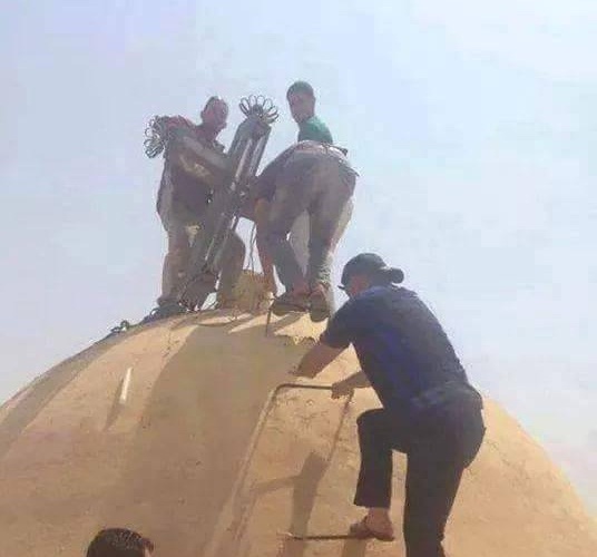 بالصورة : الحشد الشعبي يرفع ألصليب فوق كنيسه بعد تحرير المنطقه من الدواعش