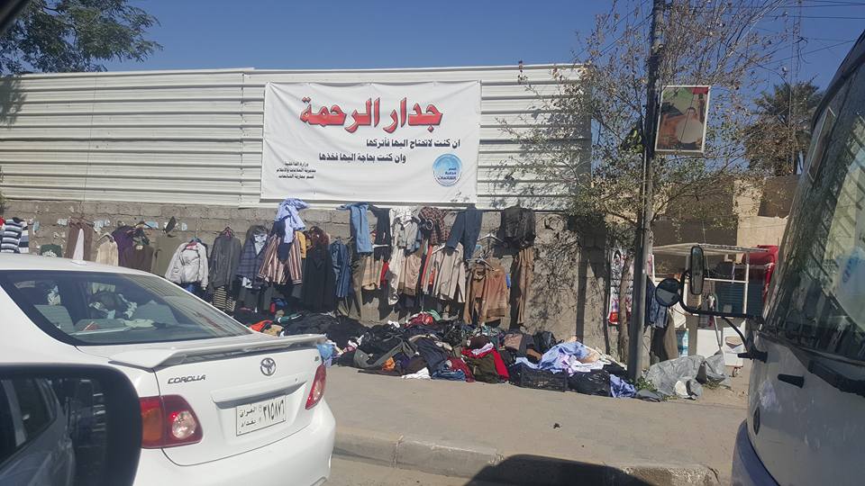 بالصورة: جدار يساعد الفقراء في الكرادة وسط بغداد