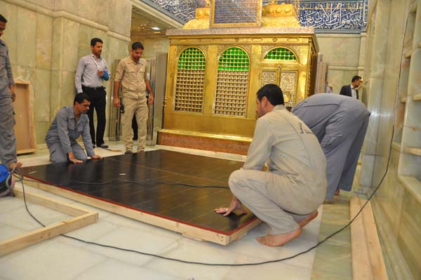 كربلاء :تفكيك شباك ضريح ابراهيم المجاب بالحرم الحسيني لغرض استبداله بآخر جديد(مصور)