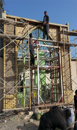 التغليف الباب الرئيسي لمزارين في ديالى بالكاشي الكربلائي بكلفة تقدر بـ 4 مليون دينار عراقي(مصور)