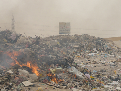 أخطار بيئية في كربلاء..موقع لرمي الأنقاض يتحول إلى مكان لحرق النفايات  والأهالي يطالبون بإغلاقه (مصور)
