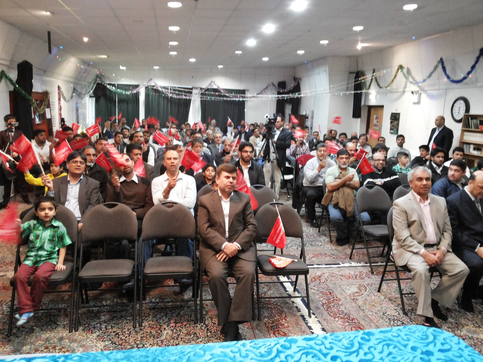 بريطانيا :عمدة مانشستر يشارك بافتتاح معرض صوري للعتبة الحسينية