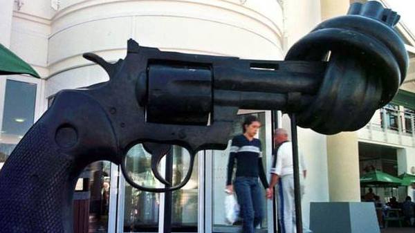 وفاة الفنان السويدي صاحب "المسدس المعقوف"