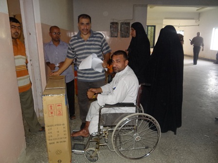 دائرة صحة واسط توزع كراسي متحركة للمعاقين +صورة