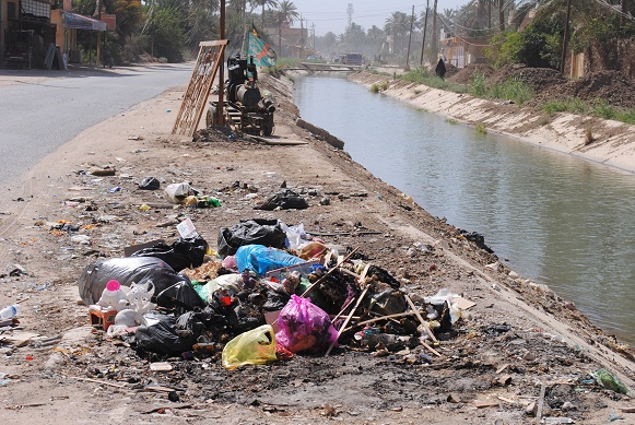 كربلاء :تراكم النفايات في شارع البوبيات على جانب نهر الحسينية (مصور)