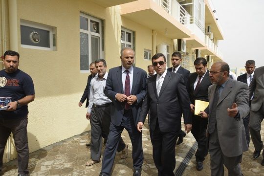بالصور :محافظ كربلاء يتجول في مشروع سكني خيري لايتام الابوين ويعتبر هذه المشاريع فخر لكربلاء