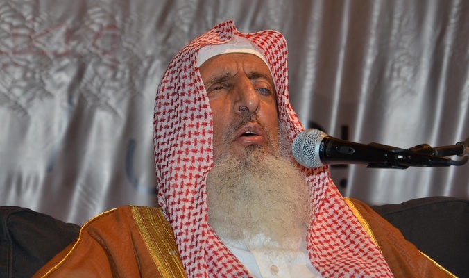 مفتي السعودية يجوز لمن يقاتل الجارة اليمن الافطار!!