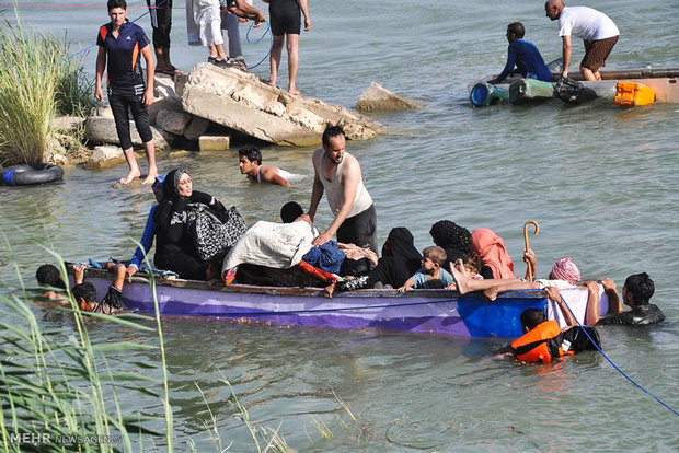 شاهد كيف ينقذ الحشد مئات العوائل الفلوجية من الغرق (فيديو)