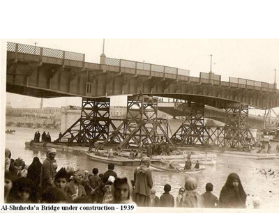صورة نادرة لعملية تشييد وتنصيب جسر المامون في بغداد والذي سمي فيما بعد (الشهداء)  عام 1939