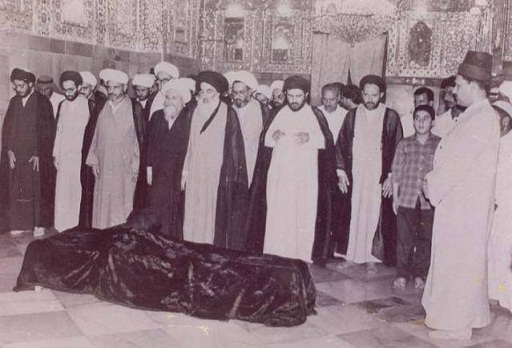 المرجع السيستاني يصلي على جثمان المرجع الخوئي - من الارشيف –