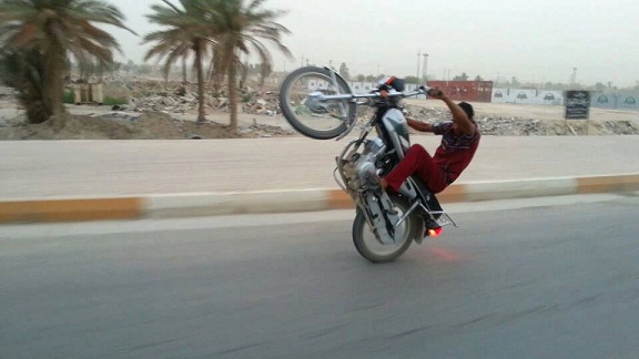 مواطنون في كربلاء يشكون مايقوم به عدد من الشباب بحركات بهلوانيه على دراجاتهم في الشوارع