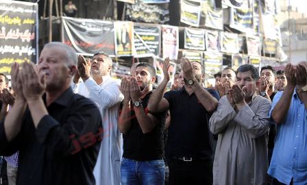 بالصور:صلاة موحدة اول ايام العيد في مكان تفجير الكرادة الارهابي