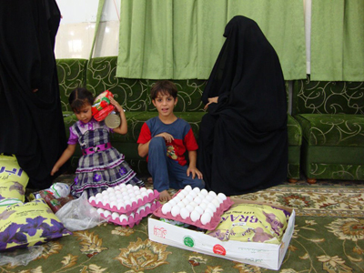 كربلاء :مؤسسة عراقية تقدم المواد الغذائية للأيتام والأرامل ضمن برنامج "إفطار صائم"(مصور)