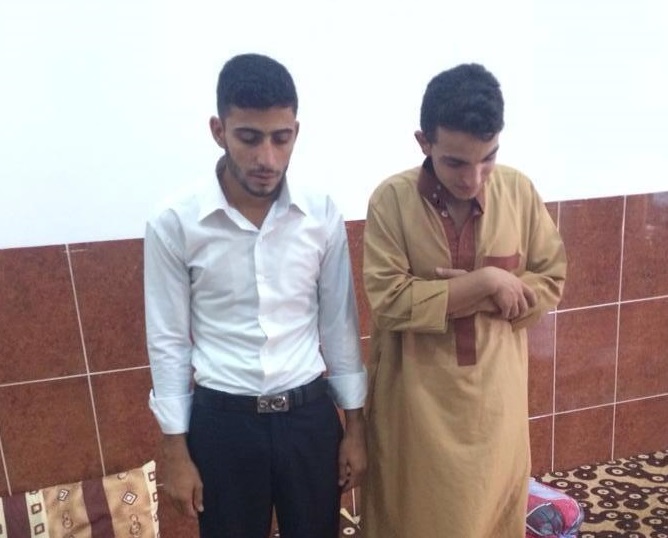 الناجي الوحيد من سبايكر اعطته الشيخة امية الجبارة الامان وصلى مع شقيقها صلاة موحدة