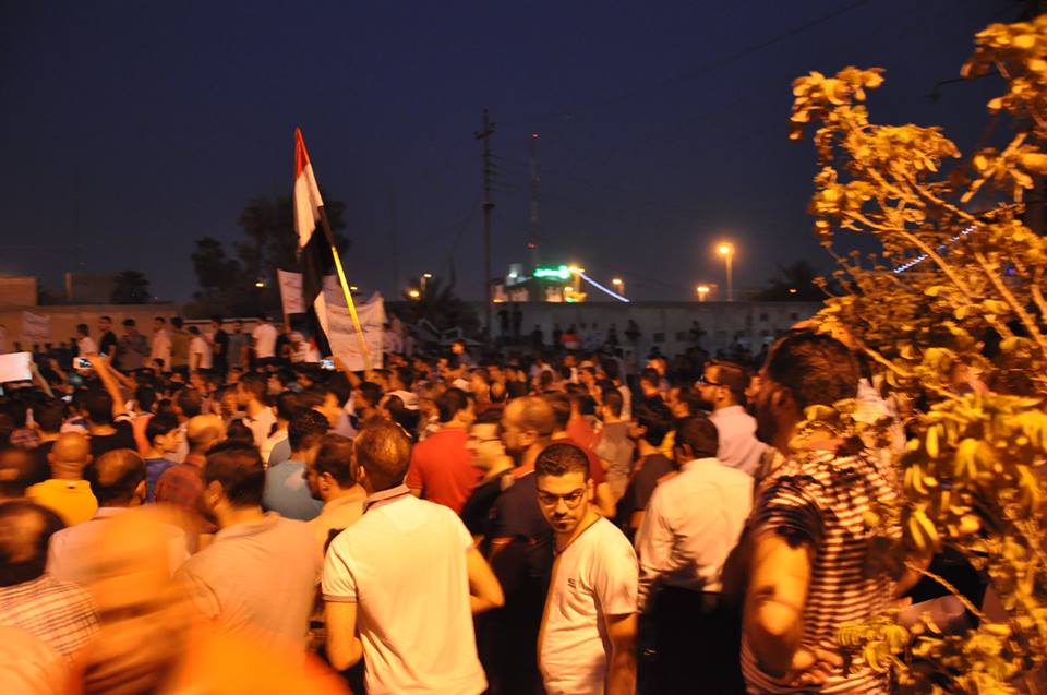 بالصور تظاهرات وسط كربلاء تحمل نعش الكهرباء وتهدد باقتحام مجلس المحافظة