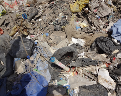 وكالة نون تتجول بين تلال من المواد المسرطنة والمخلفات الطبية الخطيرة فـي كربلاء (مصور)