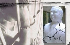 مصر: اعتقال شاب لكسره تمثال حسني مبارك