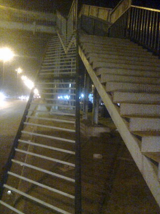 صور لسقوط اجزاء من جسر للمشاة في كربلاء