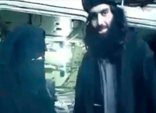 بالفيديو؛ اللحظات الأخيرة لداعشية قبل تنفيذها هجوم انتحاري