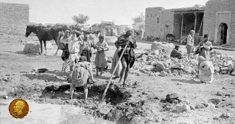 بالصورة :كيف كان يعمل عمال البناء في بغداد عام 1918