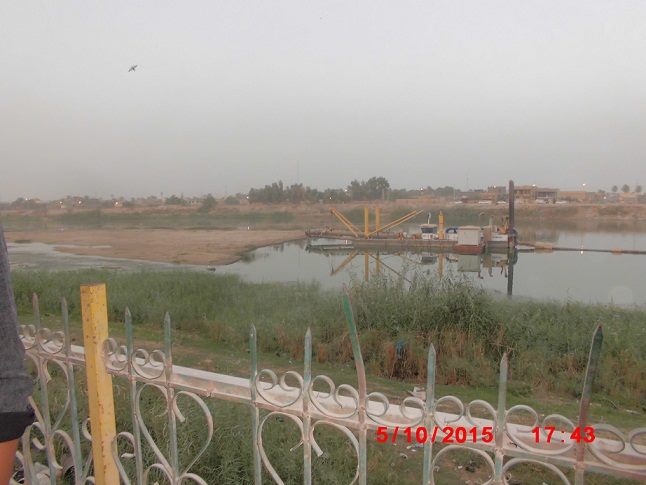 مواطنون في قضاء الهندية بكربلاء :نجهل طريقة بيع  مخرجات نهر الفرات (مصور)